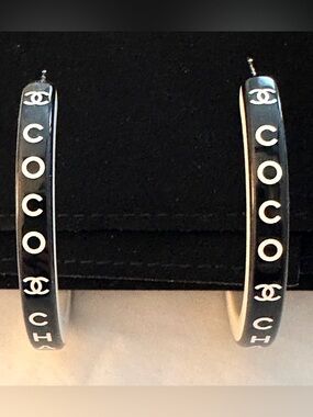 NWT CHANEL Black and White Resin COCO CHANEL Logo Hoop Earrings. NEW IN BOX🖤
